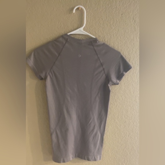 LIGHT PURPLE LULU LEMON SHORT SLEEVE SWIFTLY SIZE 4 - Picture 2 of 4